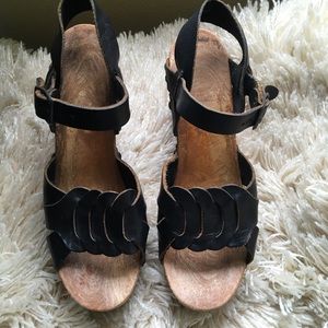 Size 8.5 black platform leather sandal 4” heel